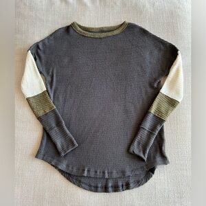 SO NWOT Women's Super Soft Lightweight Long Sleeve Top Shirt in Charcoal & Olive